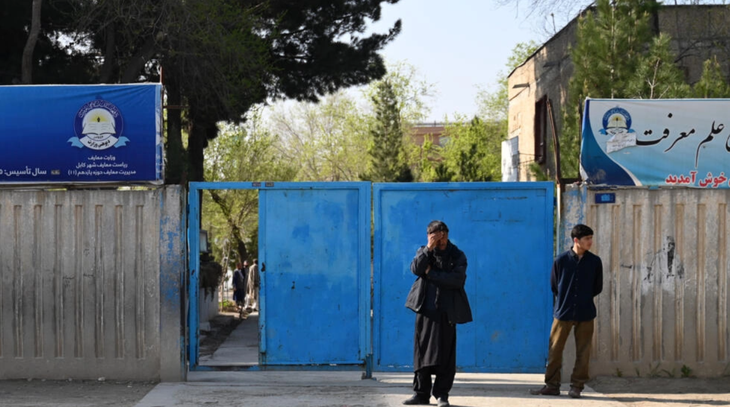 Afghanistan khai giảng năm học mới, không học sinh nào đến lớp - Ảnh 1.