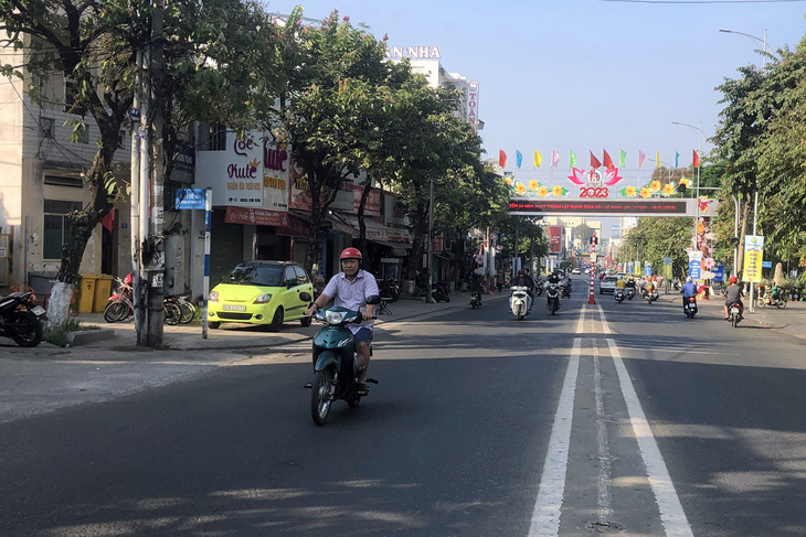 TP Biên Hòa tiếp tục tháo dỡ thêm một dải phân cách giao thông - Ảnh 3.