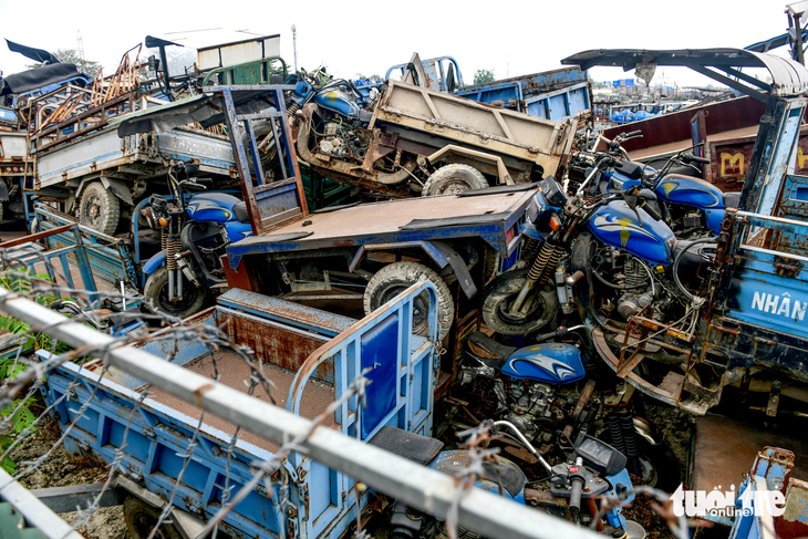 Hàng trăm xe tang vật, xe vi phạm lưu trữ tại kho tạm giữ phương tiện của Công an quận Bình Tân (phường Tân Tạo, quận Bình Tân, TP.HCM) bị phủ bụi, gỉ sét - Ảnh: QUANG ĐỊNH