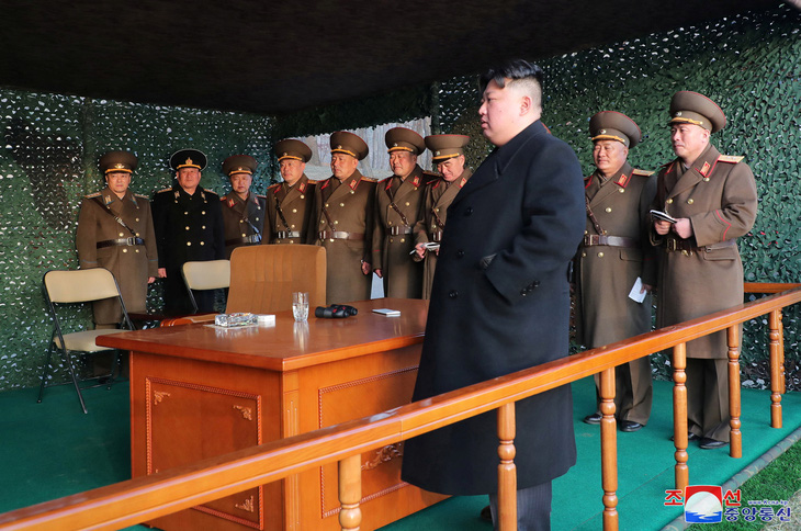 Nhà lãnh đạo Triều Tiên Kim Jong Un theo dõi cuộc tập trận tấn công bằng hỏa lực, tại một địa điểm không được tiết lộ ở Triều Tiên vào ngày 10-3 - Ảnh: KCNA