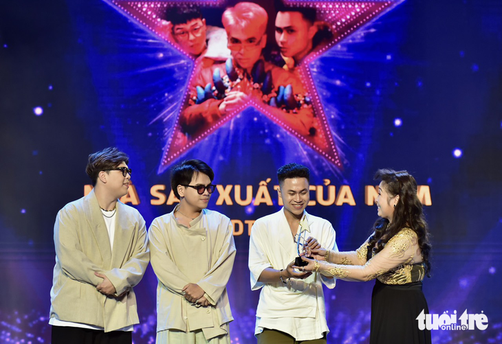 Nhóm DTAP nhận giải "Nhà sản xuất của năm" từ nghệ sĩ Hồng Vân - Ảnh: T.T.D. 