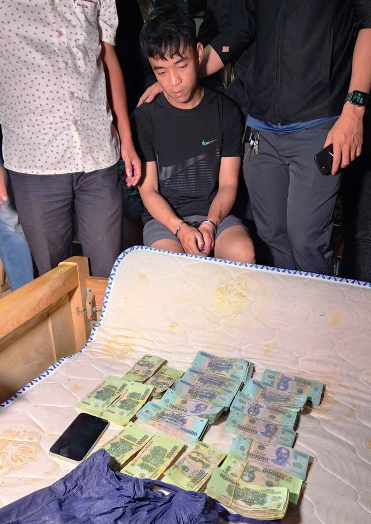 Nghi phạm cướp ngân hàng ở Đà Nẵng: Đi xe của bạn gái, dùng biển số giả, cắt tóc để trốn - Ảnh 1.