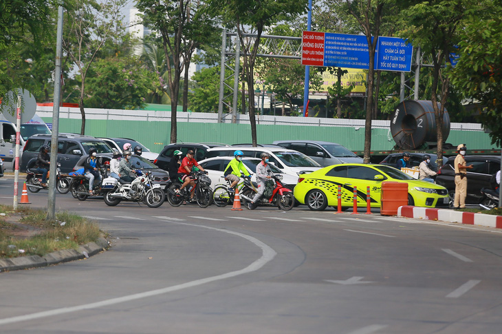 Đường dẫn vào cao tốc TP.HCM - Long Thành - Dầu Giây bị chặn ngay điểm giao đường Mai Chí Thọ