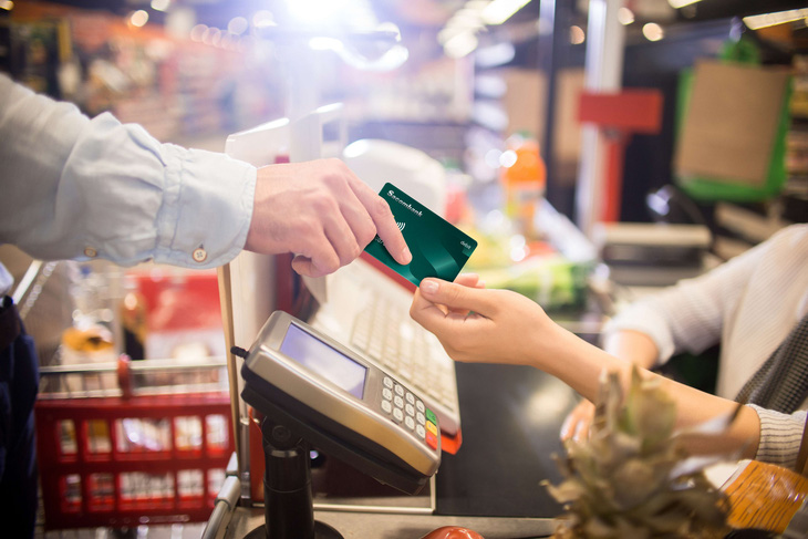 Thanh toán thẻ mang đến nhiều trải nghiệm thú vị trong chi tiêu hàng ngày - Ảnh: Sacombank