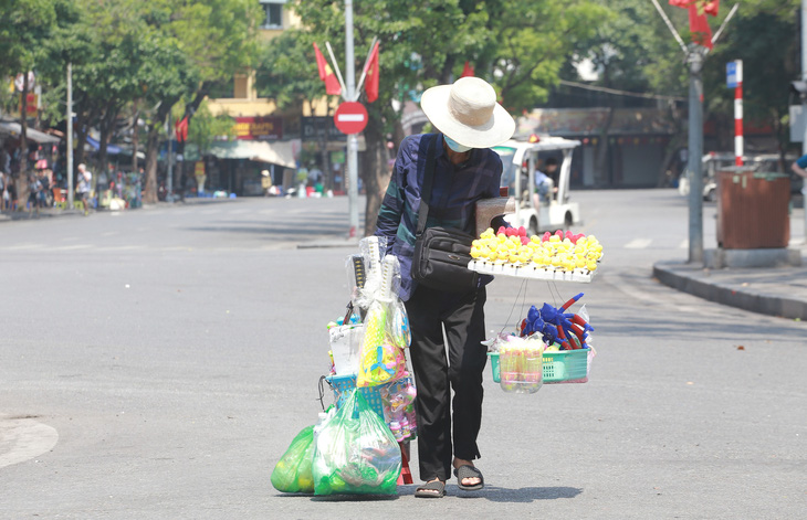 Trưa 17-5, các trạm đo tại Hà Nội đều ghi nhận nhiệt độ trên 38 độ C - Ảnh: C. TUỆ