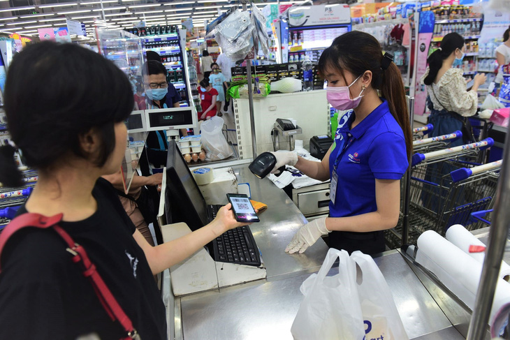 Thanh toán không tiền mặt tại siêu thị Co.op Mart - Ảnh: QUANG ĐỊNH