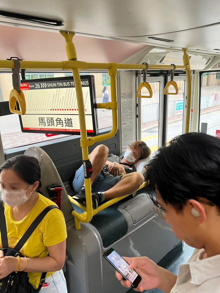 Chợp mắt trên xe công cộng là chuyện bình thường, nhưng ngủ trên giá để hành lý thì rất hiếm - Ảnh: Facebook/@HKroad