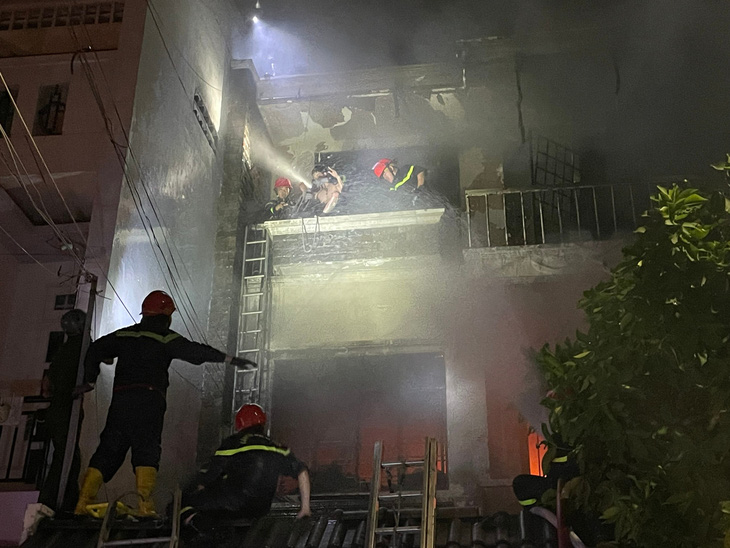 Cháy nhà ở quận Tân Phú, một người thiệt mạng do mắc kẹt trong phòng - Ảnh 2.
