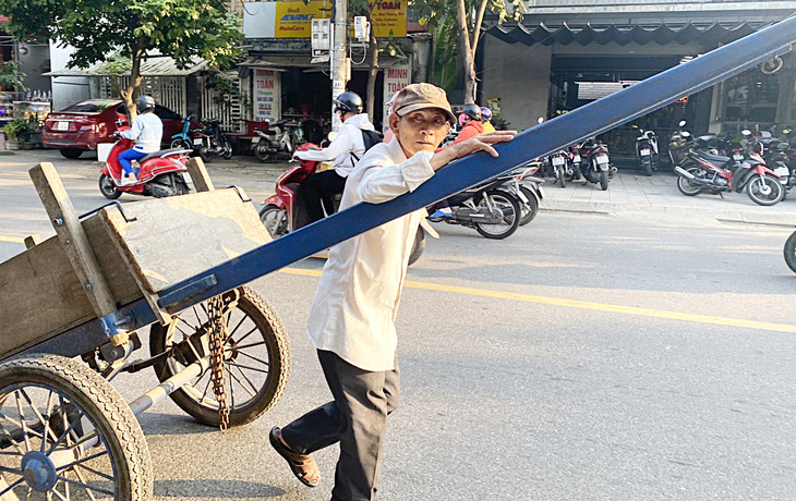 Những người lao động nghèo ở Đà Nẵng vẫn mưu sinh bằng nghề kéo xe lôi nhờ sức người thay vì kéo xe máy