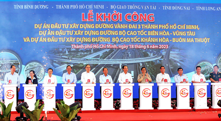 T* t* Phạm Minh Chính cùng lãnh đạo các bộ ngành, địa phương bấm nút khởi công dự án vành đai 3 ở TP.HCM - Ảnh: CHÂU TUẤN