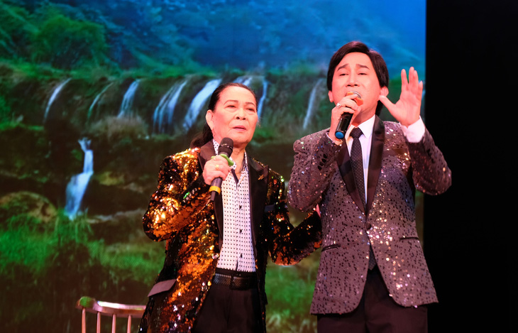 Danh ca Minh Cảnh song ca bài Võ Đông Sơ cùng nghệ sĩ Kim Tử Long tối 15-7 tại Nhà hát Bến Thành - Ảnh: LINH ĐOAN