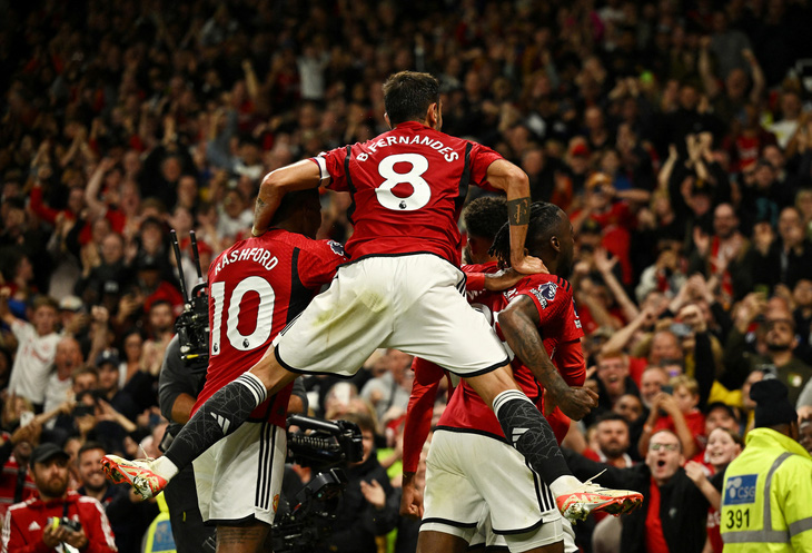Các cầu thủ Man United ăn mừng bàn thắng đầu tiên ở Premier League mùa này - Ảnh: Reuters