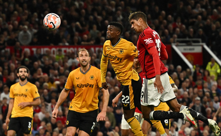 Raphael Varane đánh đầu ghi bàn thắng duy nhất cho Man United - Ảnh: Reuters