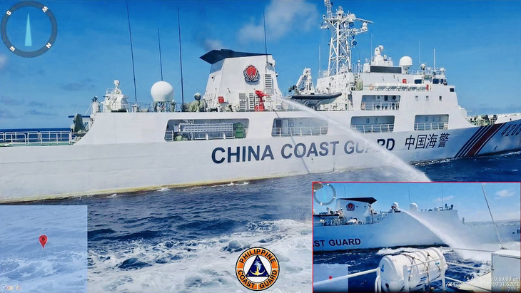 Tàu Trung Quốc bị tố bắn vòi rồng vào tàu của Lực lượng bảo vệ bờ biển Philippines vào ngày 5-8 - Ảnh: AFP/PCG