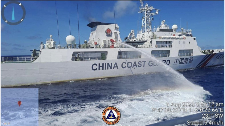Tàu hải cảnh Trung Quốc bị tố bắn vòi rồng vào tàu tiếp tế Philippines hôm 5-8 - Ảnh: Facebook Philippines Coast Guard