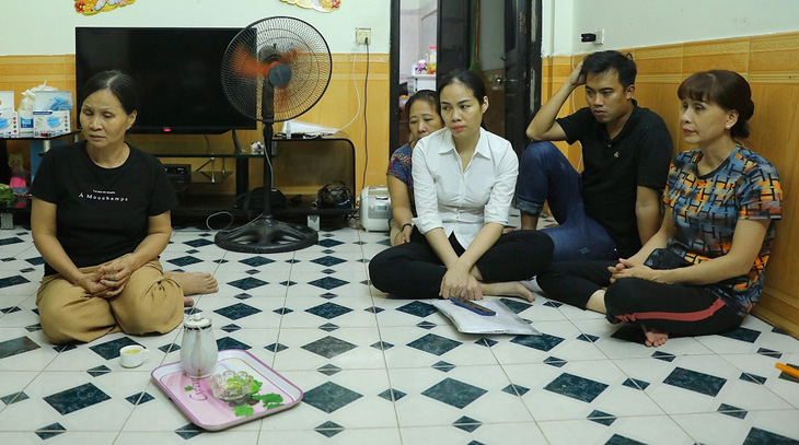 Bà Thanh và những người thân trong nỗi đau quá lớn của gia đình - Ảnh: DANH KHANG