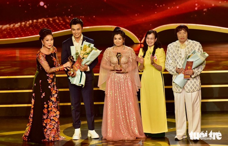 Nghệ sĩ Kim Xuân, Minh Vương trao giải Nam/Nữ diễn viên sân khấu được yêu thích nhất giải Mai Vàng 2022 cho nghệ sĩ Võ Minh Lâm và Tú Sương (thứ hai, ba từ trái sang) - Ảnh: T.T.D.