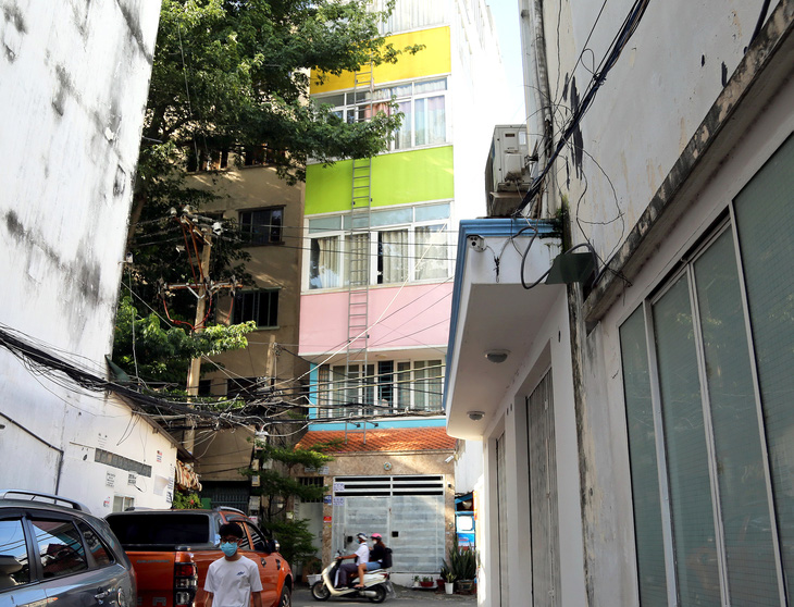 Chung cư mini trong hẻm đường Nơ Trang Long (quận Bình Thạnh, TP.HCM) đặt thêm cầu thang thoát hiểm trước mỗi tầng - Ảnh: PHƯƠNG QUYÊN