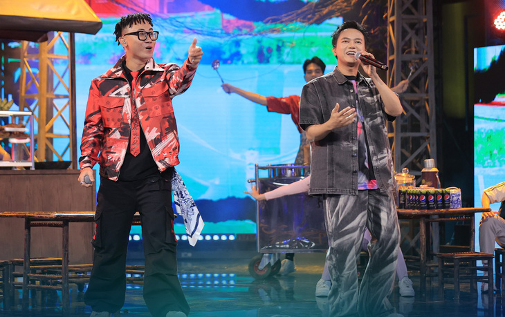 Huỳnh Công Hiếu (trái) kết hợp với Ca sĩ hỗ trợ Bùi Công Nam trong chung kết 1 Rap Việt - Ảnh: BTC