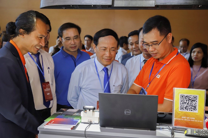 Ông Pham Anh Tuấn, Chủ tịch UBND tỉnh Bình Định (đứng giữa) tham quan gian hàng của FPT tại sự kiện