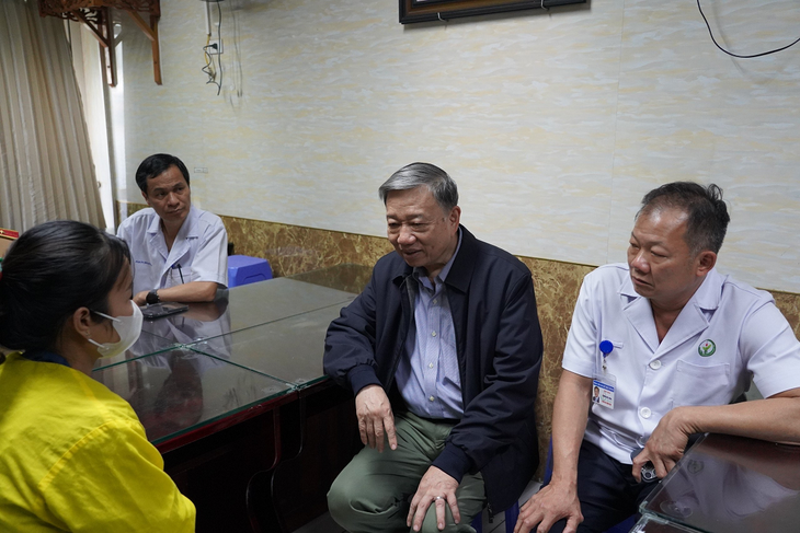 Bộ trưởng Tô Lâm (thứ 2 từ phải) và giám đốc Bệnh viện Việt Đức (bên phải ảnh) động viên, chia sẻ với thân nhân cảnh sát giao thông bị thương khi làm nhiệm vụ - Ảnh: C឴ô឴n឴g឴ ឴a឴n cung cấp