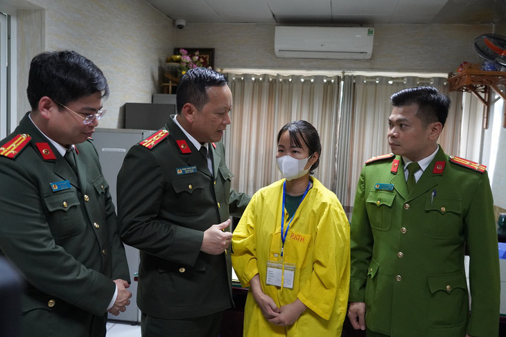 Đại tá Phạm Thanh Hùng, Phó giám đốc C឴ô឴n឴g឴ ឴a឴n TP Hà Nội, động viên vợ đại úy Nguyễn Văn Thưởng - Ảnh: C឴ô឴n឴g឴ ឴a឴n cung cấp