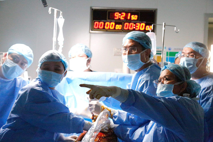Ê kíp bác sĩ Bệnh viện Nhi đồng 1 và Bệnh viện Từ Dũ (TP.HCM) phẫu thuật thành công ca thông van tim bào thai bị dị tật tim bẩm sinh nặng - Ảnh: BVCC