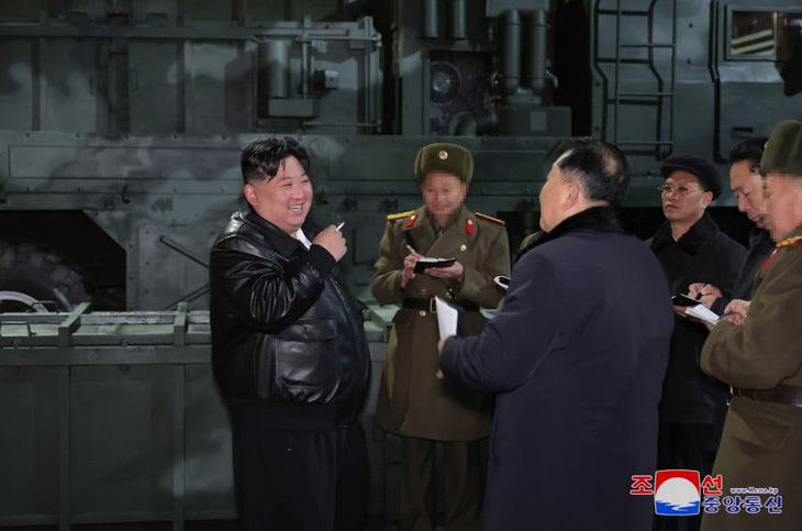 Theo AFP, từ các hình ảnh do KCNA đăng tải, các nhà phân tích cho rằng ông Kim dường như đang đứng trước các bệ phóng tên lửa đạn đạo tầm ngắn, được cho là có khả năng mang đầu đạn hạt nhân - Ảnh: KCNA