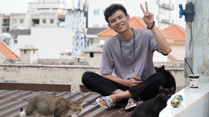 Minh Đức bên cạnh những chú mèo anh hay quay clip - Ảnh: NVCC