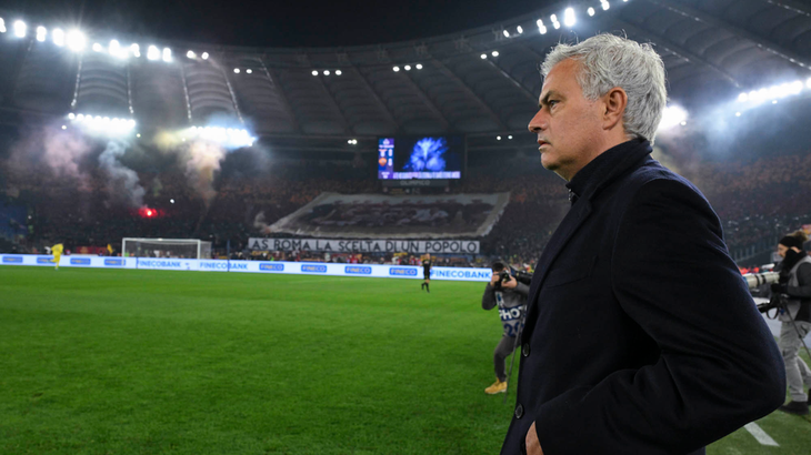 HLV Mourinho tức giận với quyết định của trọng tài - Ảnh: AS ROMA