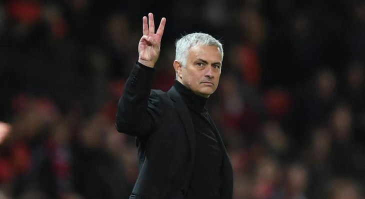HLV Mourinho tiếp tục nhận thẻ đỏ - Ảnh: GETTY IMAGES