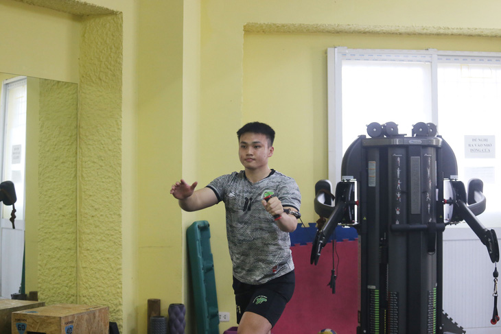 Nguyễn Tiến Ngọc Quý được tập hồi phục chấn thương tại Phòng Khoa học và Y học thể thao thời gian qua - Ảnh: ĐỨC KHUÊ