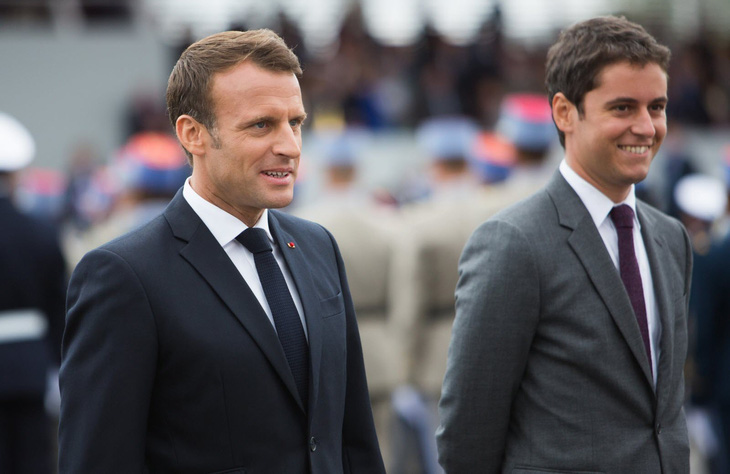 Tổng thống Pháp Emmanuel Macron (trái) và tân T឴h឴ủ឴ ឴t឴ư឴ớ឴n឴g 34 tuổi Gabriel Attal - Ảnh: Leprogres.fr