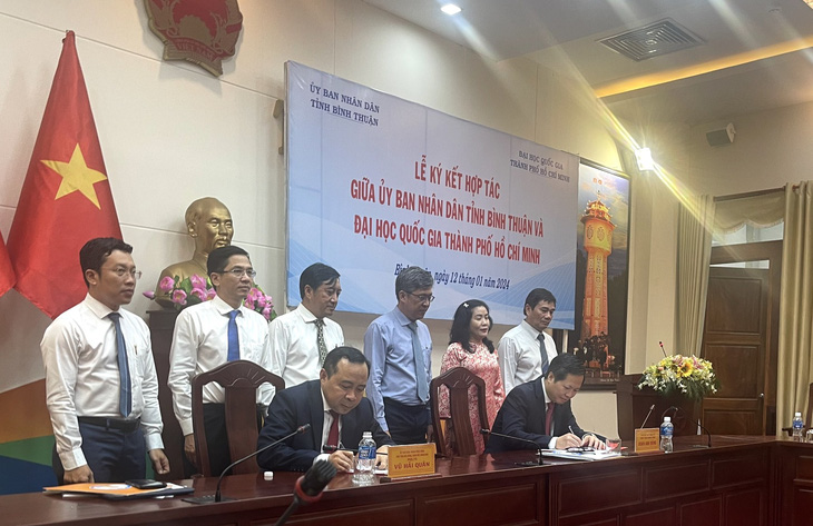 Lãnh đạo Đại học Quốc gia TP.HCM và UBND tỉnh Bình Thuận ký kết hợp tác sáng 12-1 - Ảnh: KHANG NGUYỄN