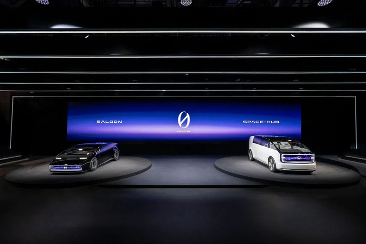 Honda 0 Series là dòng xe điện mới sẽ được ra mắt trên toàn cầu năm 2026. Hai mẫu xe concept - Saloon và Space-Hub - đã được ra mắt tại CES 2024. Chiếc Saloon (trái) có thể thay đổi thiết kế để phù hợp với việc sản xuất thương mại. Hãng hứa hẹn sẽ thay đổi "ít nhất có thể" - Ảnh: Gadgets