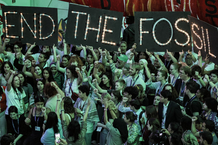 Người biểu tình phản đối nhiên liệu hóa thạch tại Hội nghị COP28 về biến đổi khí hậu ở Dubai tháng 12-2023 - Ảnh: AFP