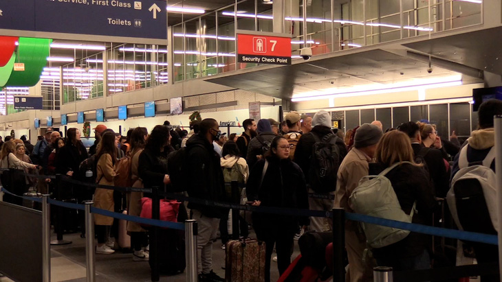 Hơn 7.600 chuyến bay đã bị tạm hoãn trên khắp nước Mỹ. Tại sân bay O'Hare ở Chicago, nhiều máy bay đã phải hạ cánh khẩn do gió và tuyết rơi dày đặc - Ảnh: CNN