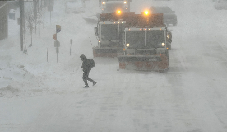 Xe ủi dọn sạch con đường trắng tuyết trên đại lộ Grand ở bang Iowa. Hầu hết các trường học ở bang này đều đã đóng cửa - Ảnh: AFP