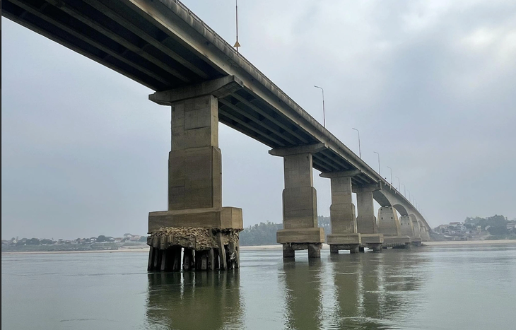 Một số móng cọc của cầu Trung Hà bị lộ ra khỏi nền cát khi mực nước sông Đà xuống thấp - Ảnh: T.QUÂN
