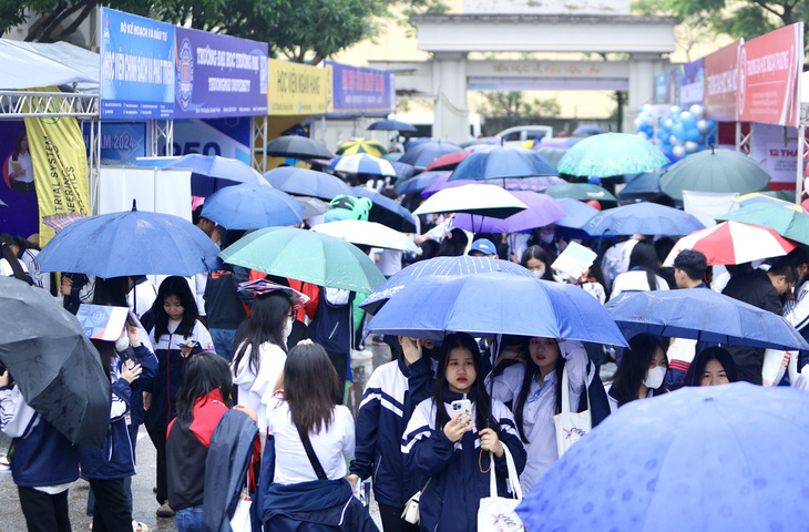 Mặc dù trời mưa nhưng rất đông học sinh tại tỉnh Nghệ An đã đến tham dự chương trình - Ảnh: NGUYỄN KHÁNH