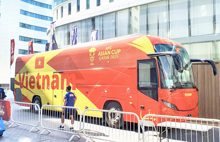 Xe buýt được chủ nhà Qatar thiết kế riêng chở đội tuyển Việt Nam  - Ảnh: THIÊN ANH