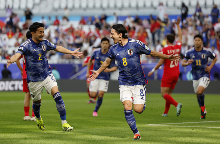 Tiền đạo Takumi Minamino của đội tuyển Nhật Bản dành lời khen ngợi các cầu thủ Việt Nam - Ảnh: REUTERS