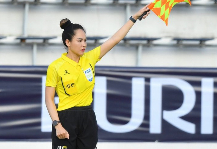 Trợ lý trọng tài FIFA Hà Thị Phượng khi làm nhiệm vụ ở Thái Lan - Ảnh: VFF
