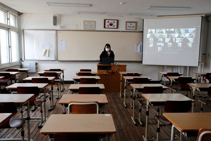 Giáo viên dạy một lớp học trực tuyến ở Seoul, Hàn Quốc do ảnh hưởng của đại dịch COVID-19 vào ngày 9-4-2020 - Ảnh: REUTERS