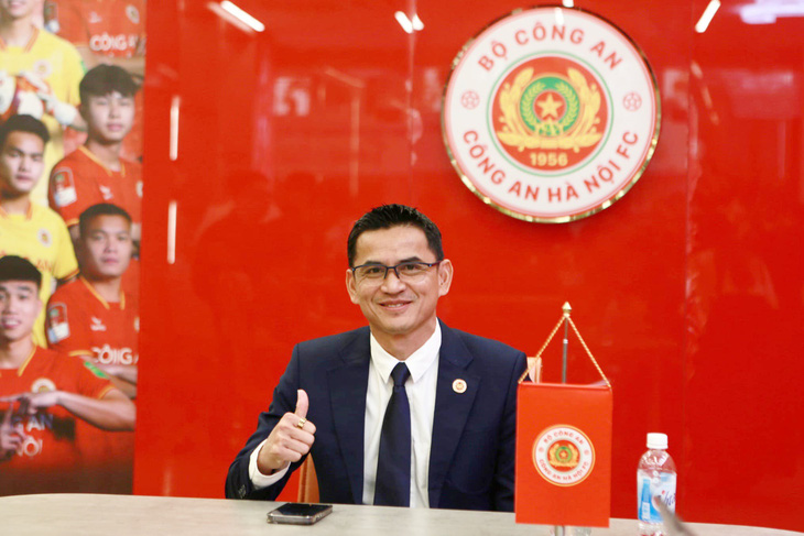 HLV Kiatisak Senamuang chính thức được bổ nhiệm vai trò HLV trưởng CLB Công An Hà Nội - Ảnh: CAHN FC