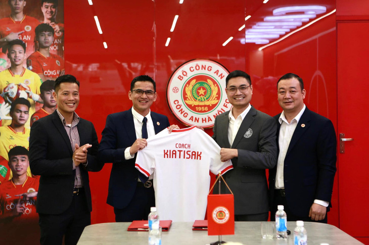 Lễ ký hợp đồng giữa HLV Kiatisak với CLB Công An Hà Nội - Ảnh: CAHN FC