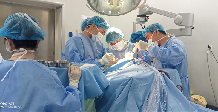 Các bác sĩ đang phẫu thuật cho bệnh nhân Thanh - Ảnh: NGỌC CƯỜNG