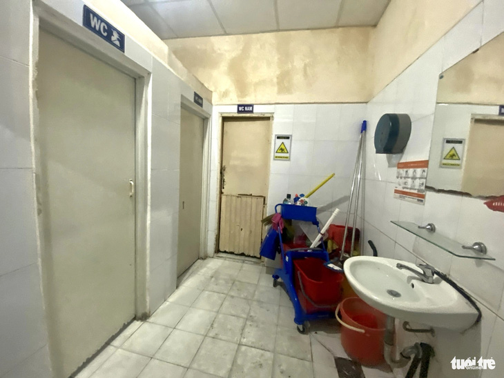 Nhà vệ sinh Bệnh viện quận 1 (lầu 2, gần khoa xét nghiệm) khá sạch sẽ, nhưng bồn rửa tay không thoát được nước, một phòng vệ sinh nam bị đóng cửa trong khi số lượng bệnh nhân có nhu cầu dùng nhà vệ sinh để lấy nước tiểu xét nghiệm lớn - Ảnh: BÌNH NGHI 