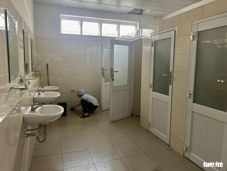 Nhà vệ sinh Bệnh viện quận Gò Vấp sạch sẽ, thoáng mát, khô ráo, thường xuyên được lao công lau dọn - Ảnh: BÌNH NGHI