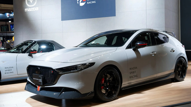 Bộ đôi "chào hàng" thương hiệu con Spirit Racing của Mazda - Ảnh: Drive